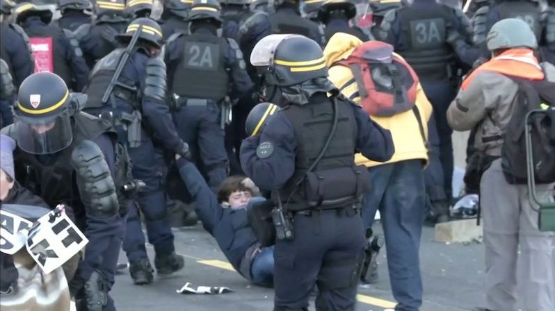 Proti separatistům blokujícím přechod mezi Francií a Španělskem použila policie slzný plyn